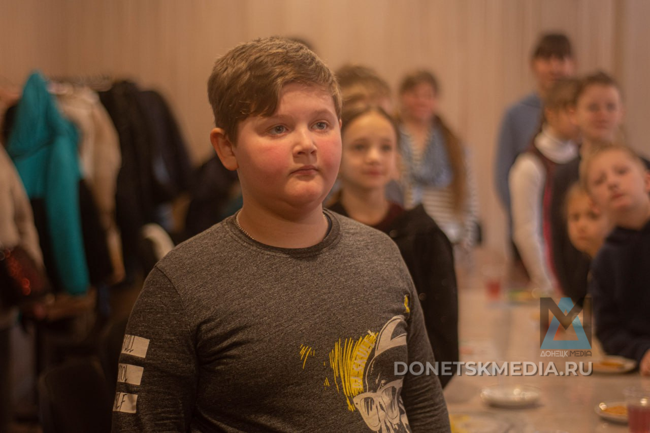 Как на израненной Петровке Донецка дети встретили Рождество