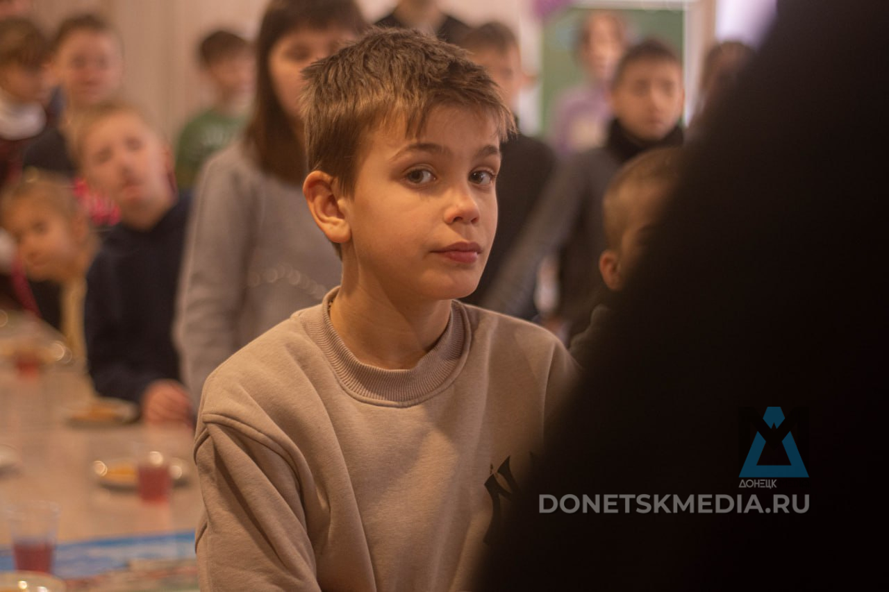 Как на израненной Петровке Донецка дети встретили Рождество