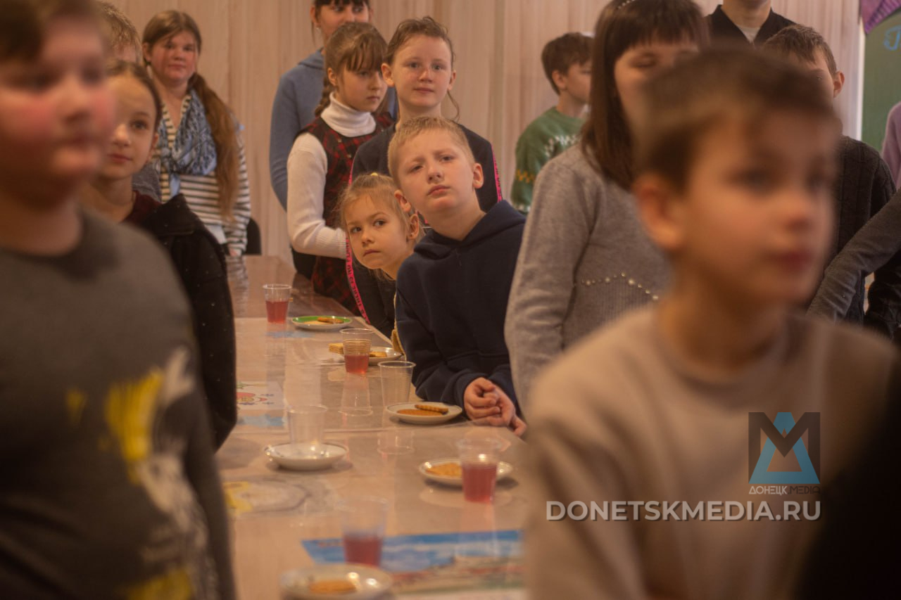 Как на израненной Петровке Донецка дети встретили Рождество