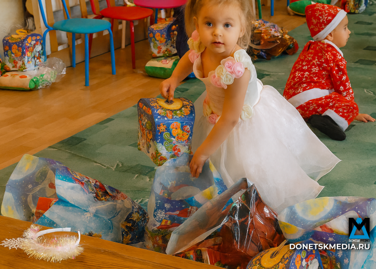 Волонтеры группы «Москва–Донбасс» доставили мебель и подарки в детский сад Еленовки