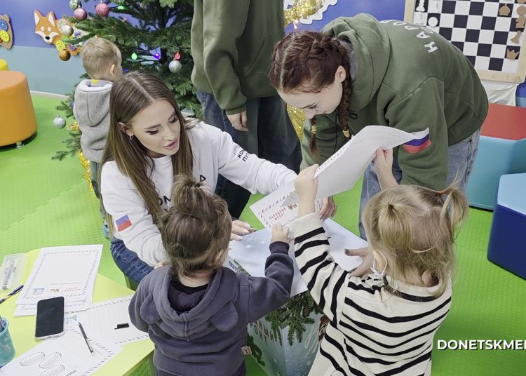 Вместо очередей — мультики: В Алчевске открыли 12-ю игровую комнату для маленьких пациентов