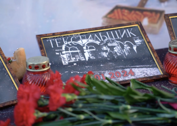 «Мишенью стали мирные»: На место теракта в микрорайоне Текстильщик люди несут цветы и игрушки