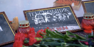 «Мишенью стали мирные»: На место теракта в микрорайоне Текстильщик люди несут цветы и игрушки