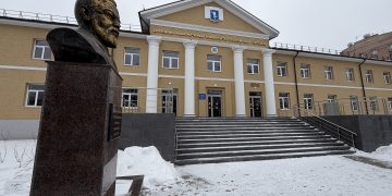 Донецк: университет экономики вернулся к жизни спустя год после удара