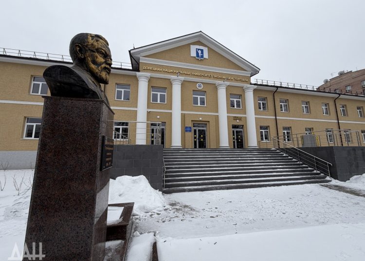 Донецк: университет экономики вернулся к жизни спустя год после удара