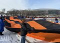 В Донецке в преддверии 23 февраля развернули 200-метровую георгиевскую ленту