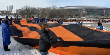 В Донецке в преддверии 23 февраля развернули 200-метровую георгиевскую ленту