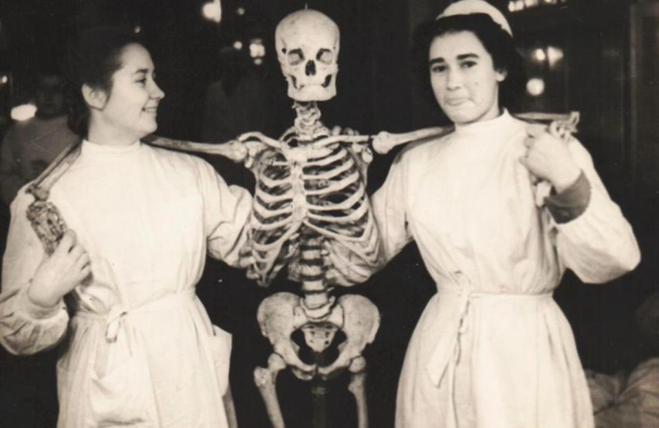 В Донецке 90-летний хирург Алла Иваненко получила Звезду Героя Труда ДНР