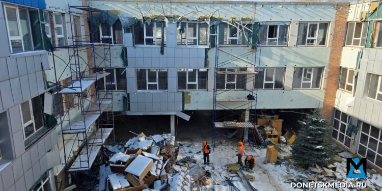 Звонок на перемену: московские специалисты восстанавливают школу № 57 в Луганске