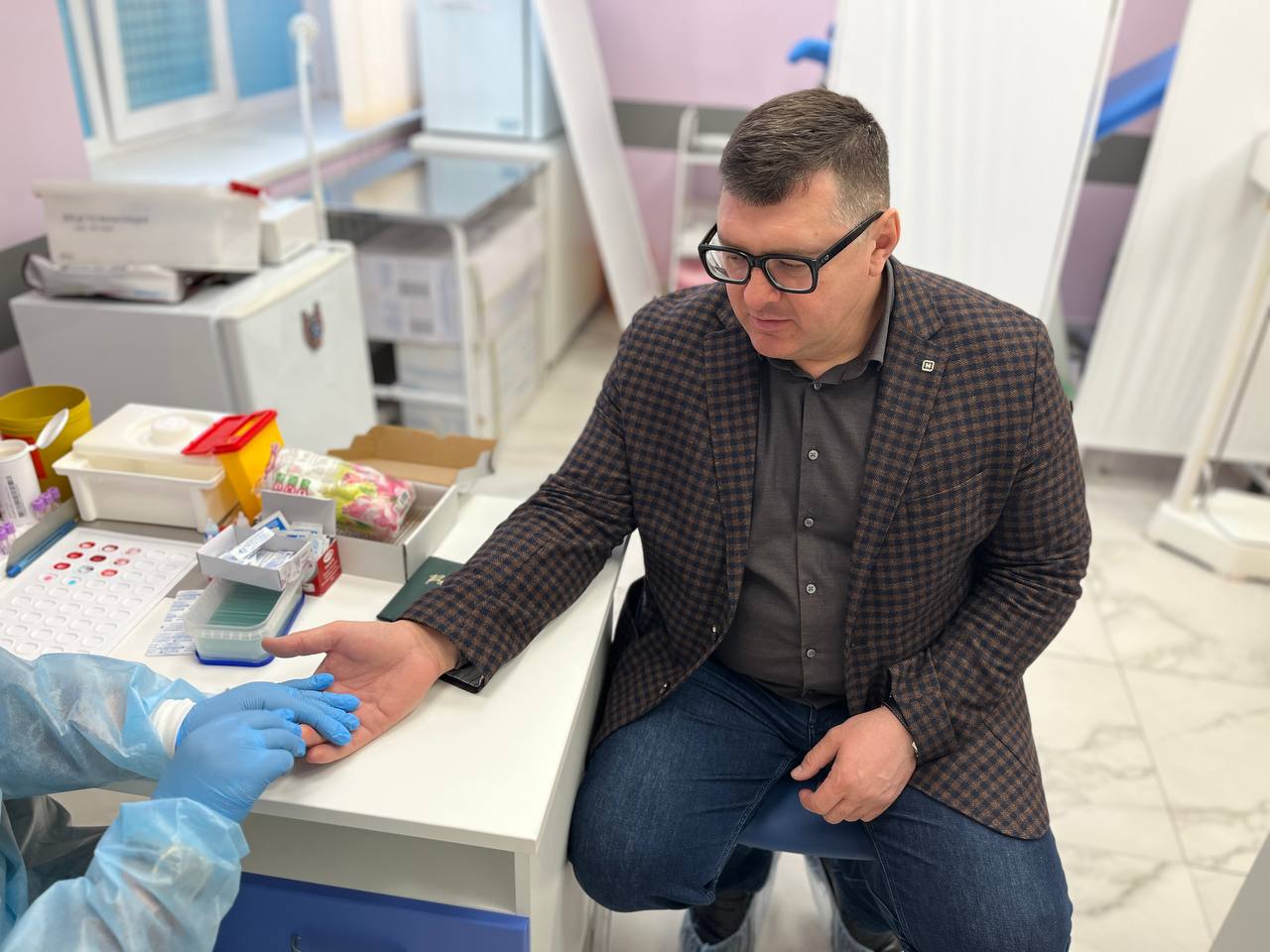 Конгресс «Дороги Донбасса - 2026», новый цифровой парк в Горловке и премьера в Драмтеатре Мариуполя. Дайджест за 18 февраля