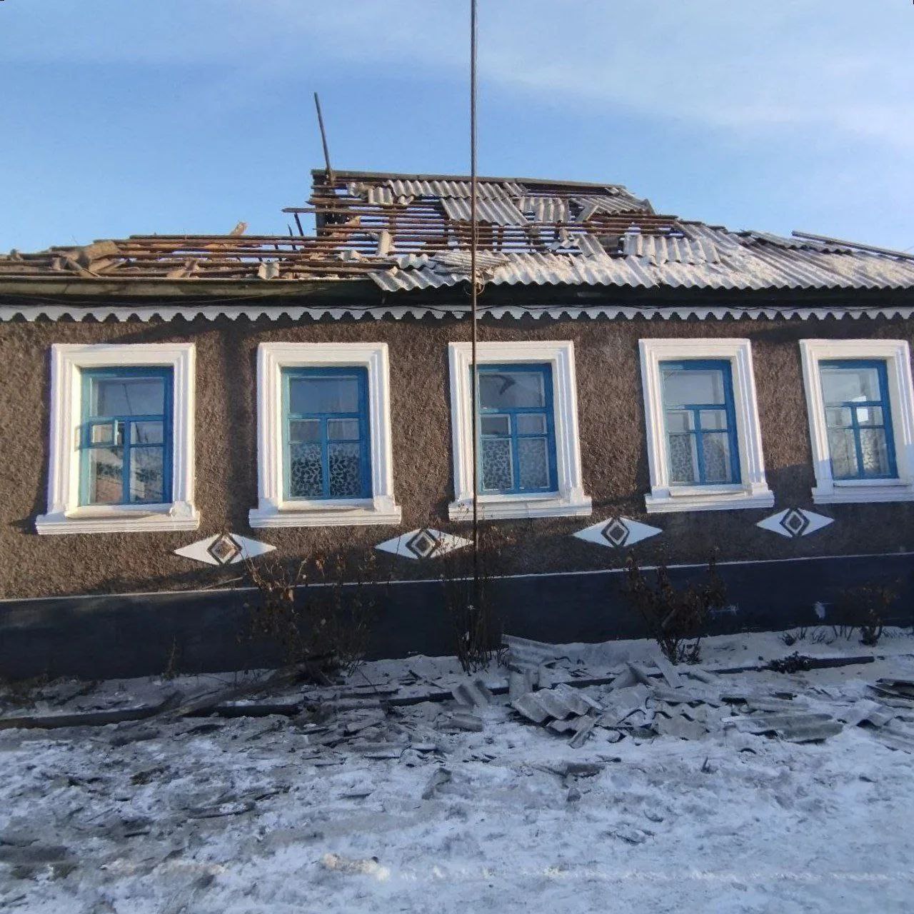 Ночная атака БПЛА: в ЛНР повреждены школа и жилые дома Ночная атака БПЛА: в ЛНР повреждены школа и жилые дома