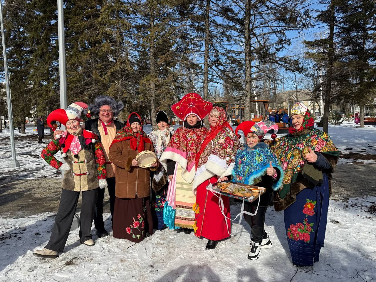 Бублики, пряники и хороводы - города ДНР проводили зиму на широкую Масленицу. Дайджест за 22 февраля
