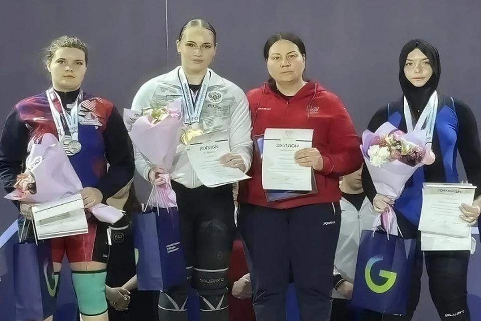 Бублики, пряники и хороводы - города ДНР проводили зиму на широкую Масленицу. Дайджест за 22 февраля