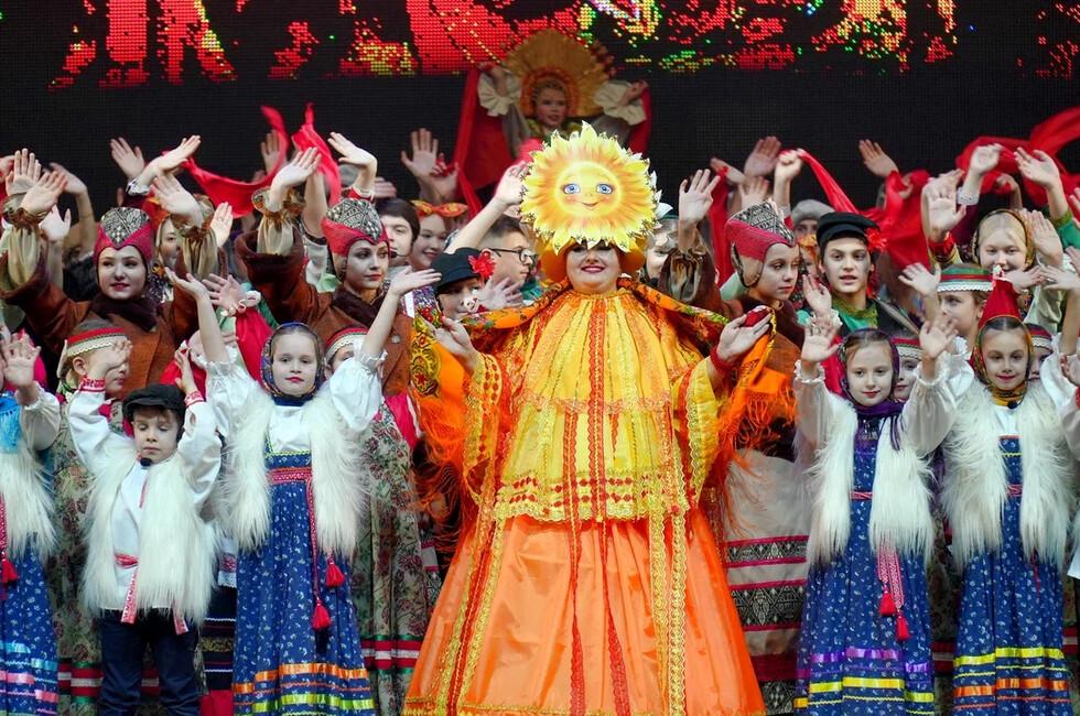 Бублики, пряники и хороводы - города ДНР проводили зиму на широкую Масленицу. Дайджест за 22 февраля