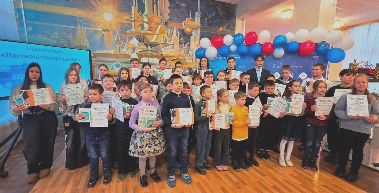 От народного пения и технического творчества до уборки снега: как наводят порядок на дорогах и во дворах Донбасса, дайджест за 3 февраля