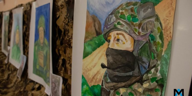 В Донецке открылась выставка детских портретов героев СВО: «Они знают цену миру»