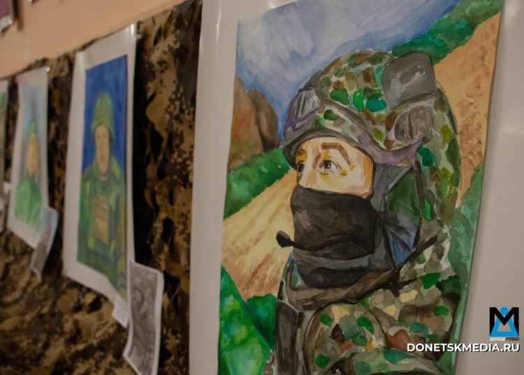 В Донецке открылась выставка детских портретов героев СВО: «Они знают цену миру»