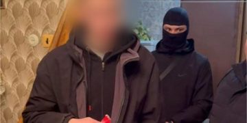 Миллион под защитой: в Амвросиевке задержали дроппера