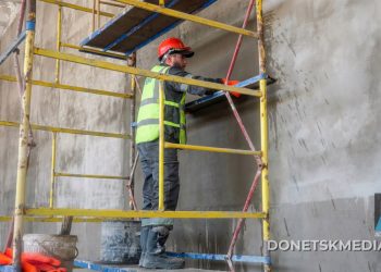 Прощайте, старые парты: в Луганске капитально ремонтируют гимназию № 52