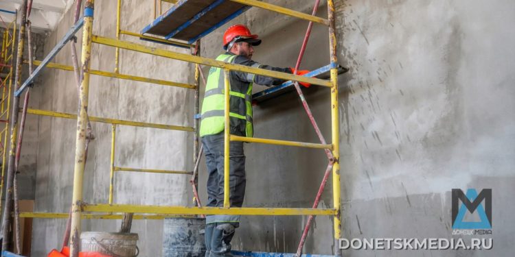 Прощайте, старые парты: в Луганске капитально ремонтируют гимназию № 52