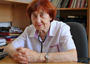 В Донецке 90-летний хирург Алла Иваненко получила Звезду Героя Труда ДНР