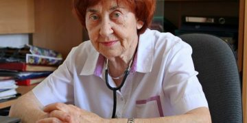 В Донецке 90-летний хирург Алла Иваненко получила Звезду Героя Труда ДНР В Донецке 90-летний хирург Алла Иваненко получила Звезду Героя Труда ДНР