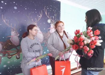 «Почти четыре года они не общались ни с кем». Активисты привезли весну в освобождённые Курахово и Кураховку