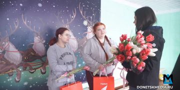 «Почти четыре года они не общались ни с кем». Активисты привезли весну в освобождённые Курахово и Кураховку