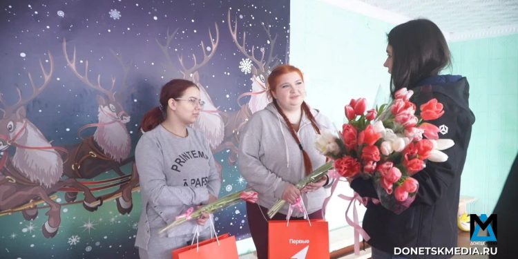 «Почти четыре года они не общались ни с кем». Активисты привезли весну в освобождённые Курахово и Кураховку