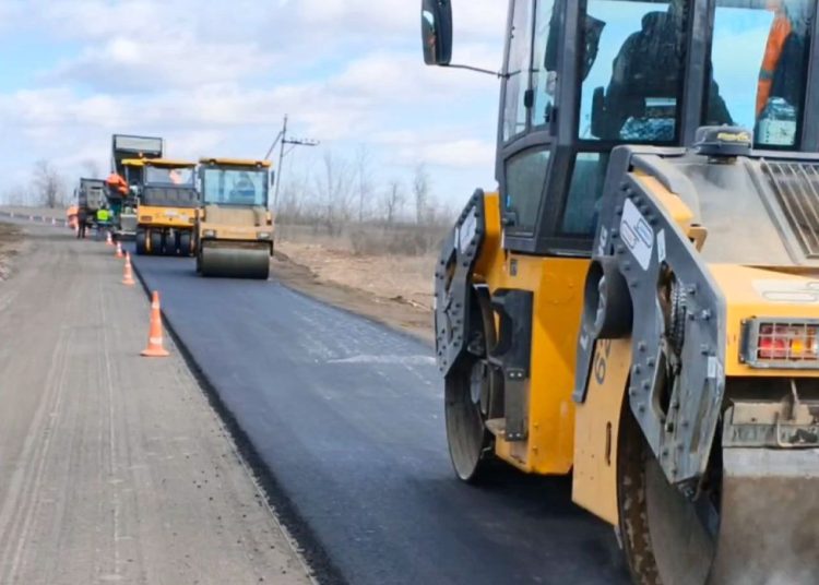 В ДНР уложили первые в этом сезоне 7 км нового асфальта