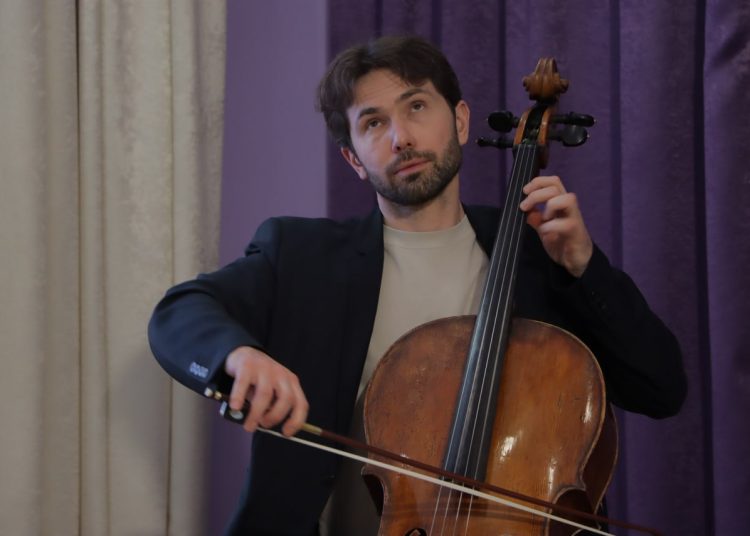 Московский виолончелист Георгий Гусев провел уникальный мастер-класс в Донецке Московский виолончелист Георгий Гусев провел уникальный мастер-класс в Донецке