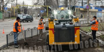 Москвичи приводят в порядок бордюры и тротуары по проспекту Дзержинского в Донецке