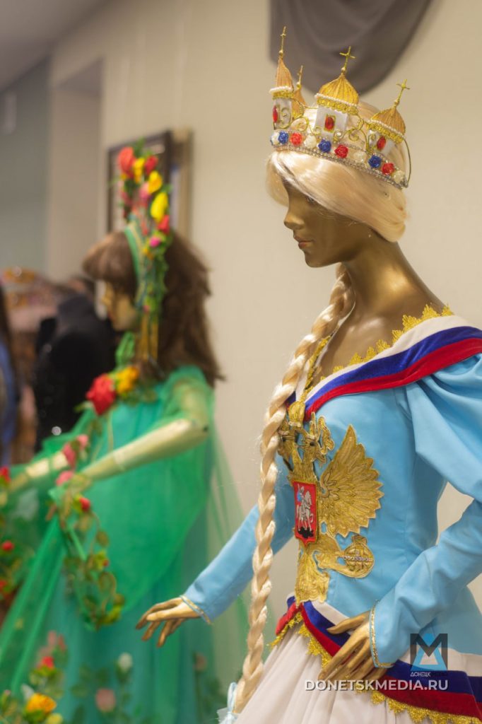 В Донецке открылась выставка «Ода женщине», где костюмы шили под обстрелами в ожидании воссоединения с Россией