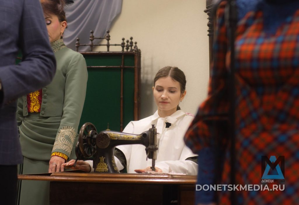 В Донецке открылась выставка «Ода женщине», где костюмы шили под обстрелами в ожидании воссоединения с Россией