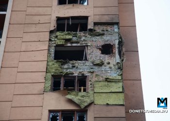 Киевские террористы атаковали жилой дом в центре Донецка