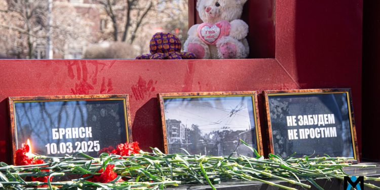 «Привыкнуть к обстрелам – это звучит ужасно»: Донецк почтил память погибших в Брянске