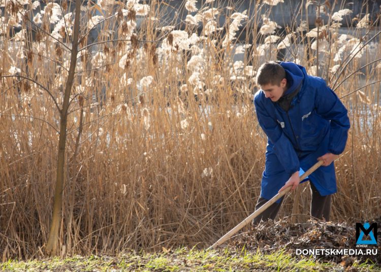 В Донецке 150 активистов вышли на первый весенний субботник