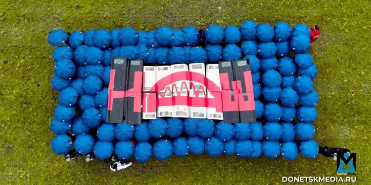 «Крым наш»: в Донецке молодёжь и силовики отметили 12-ю годовщину воссоединения флешмобом и тренировкой