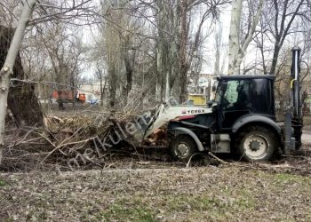 Субботники в Донецке дали результат: московская техника помогла убрать 424 куба свалок