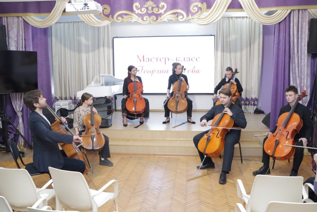 В Ясиноватой открылась детская агролаборатория, а в Мариупольском музее открылся зал Куинджи. Дайджест новостей ДНР за 21 марта