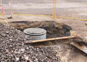 Специалисты из Москвы залатали коллектор полувековой давности в Донецке