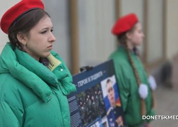 В центре Луганска открыли памятную доску Герою России Зозулину