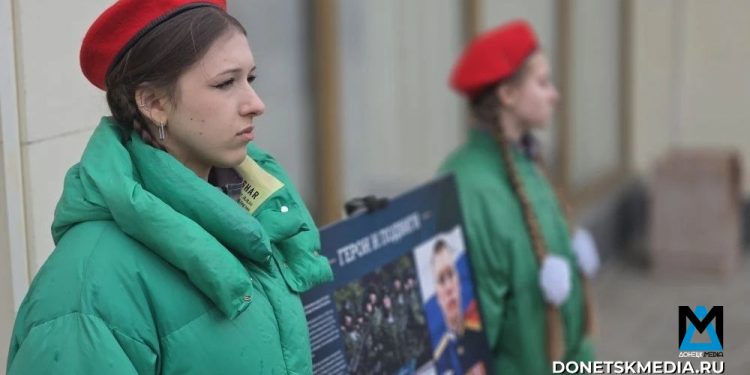 В центре Луганска открыли памятную доску Герою России Зозулину