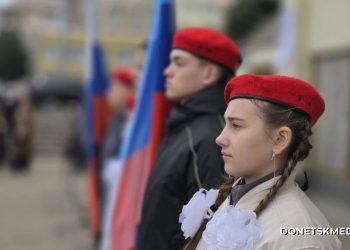 В центре Луганска открыли памятную доску Герою России Зозулину