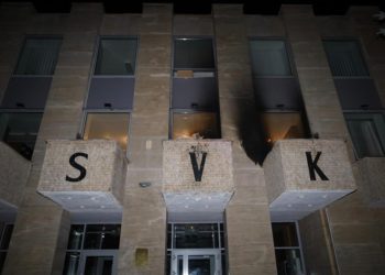 Нападение на Русский дом в Праге: шесть бутылок коктейля Молотова Нападение на Русский дом в Праге: шесть бутылок коктейля Молотова