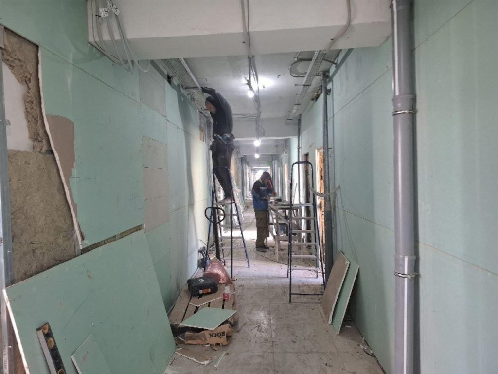 Как восстанавливают больницы ДНР: в Мариуполе строят стационар на 236 коек. Дайджест новостей за 27 марта