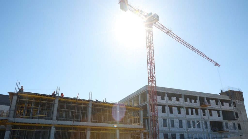 Как восстанавливают больницы ДНР: в Мариуполе строят стационар на 236 коек. Дайджест новостей за 27 марта