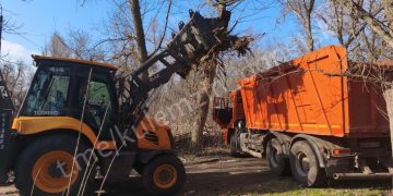 Столица не бросает своих: московские специалисты заделывают пробоины и убирают мусор в Донецке