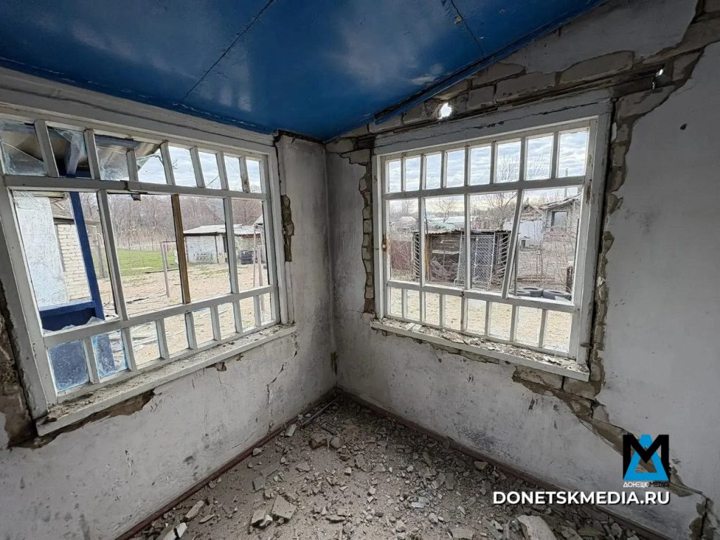 Боевики ВСУ атаковали Станично-Луганский округ беспилотниками. Повреждены пять домов