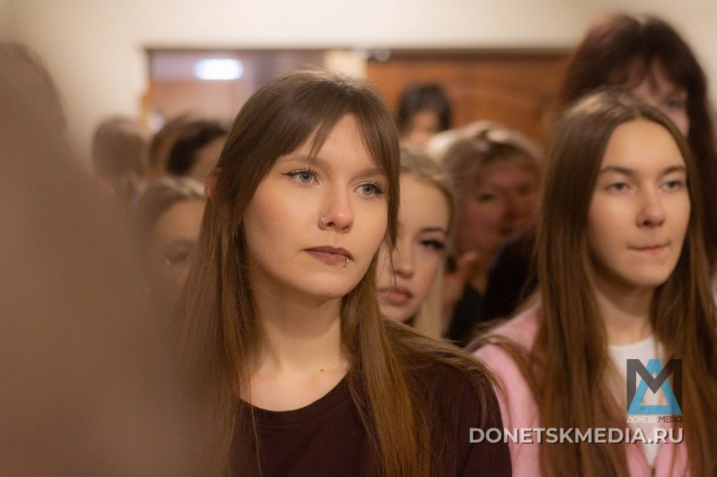 В Донецке открылась выставка «Ода женщине», где костюмы шили под обстрелами в ожидании воссоединения с Россией